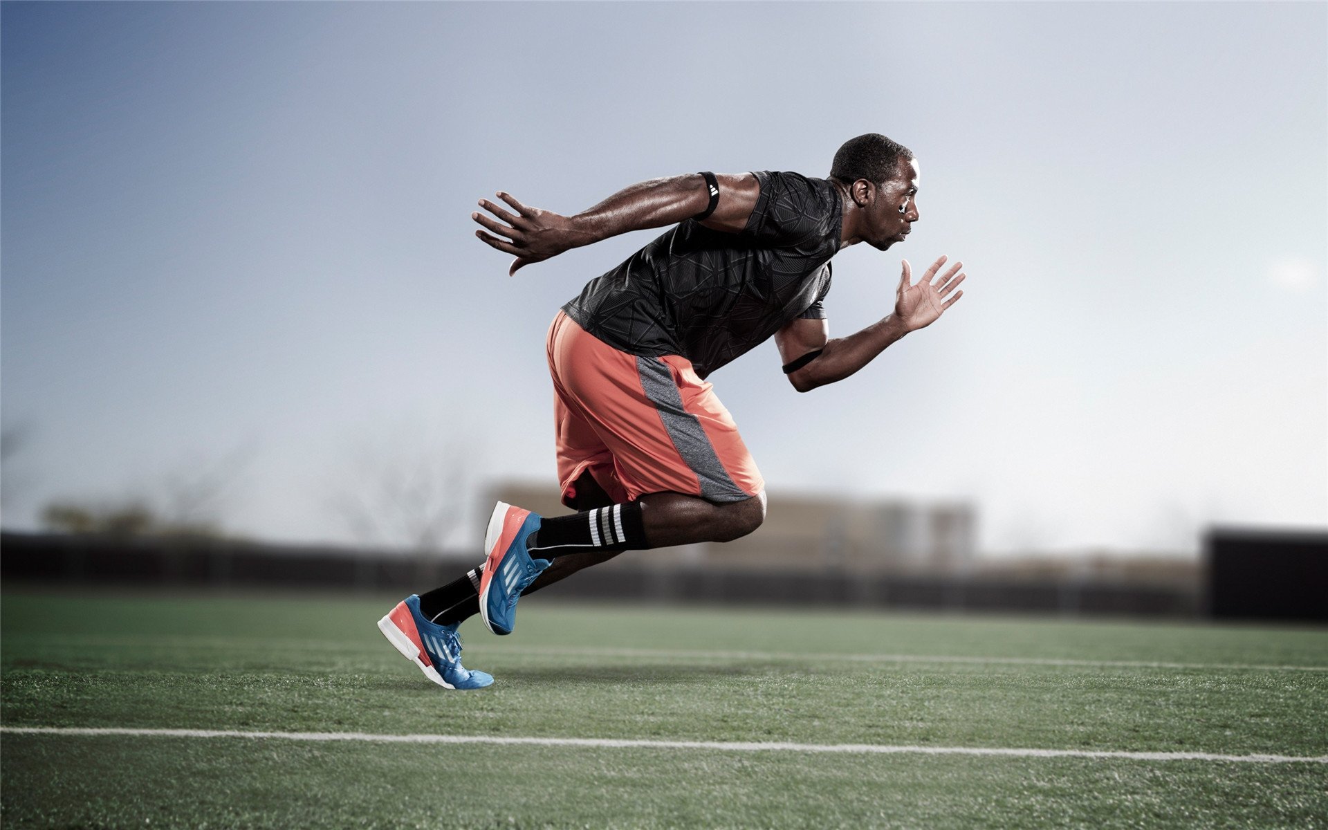 “武汉马拉松：选手们挑战极限，拼尽全力冲刺”